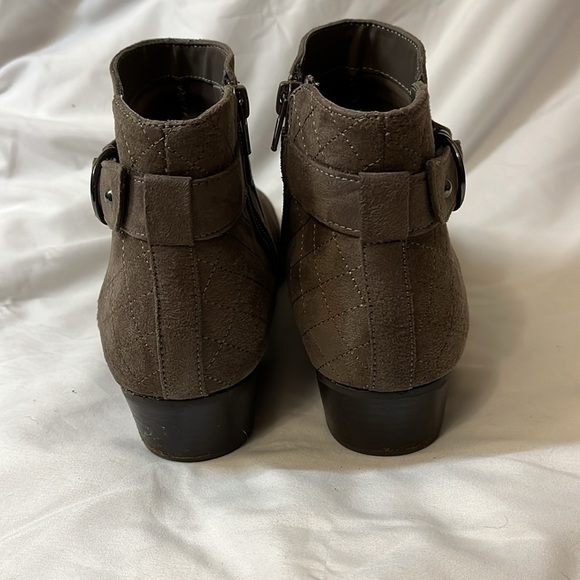 Unisa women’s booties zip up size 9W - Picture 3 of 7